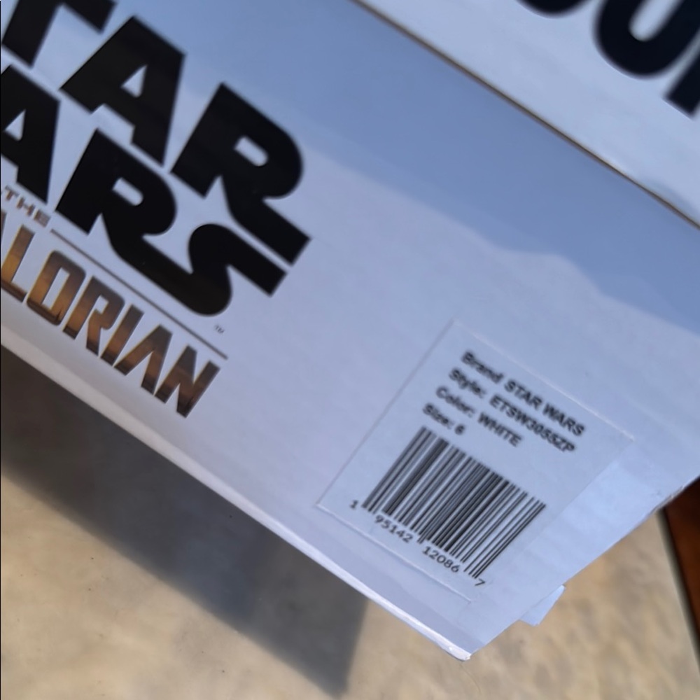 Star Wars White and Green Sneakers with Sleek Design - Picture 11 of 14